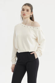 Sweater mujer slim crudo con escote barco y detalles de tachuelas en el borde superior sin estampa lisa y elegante