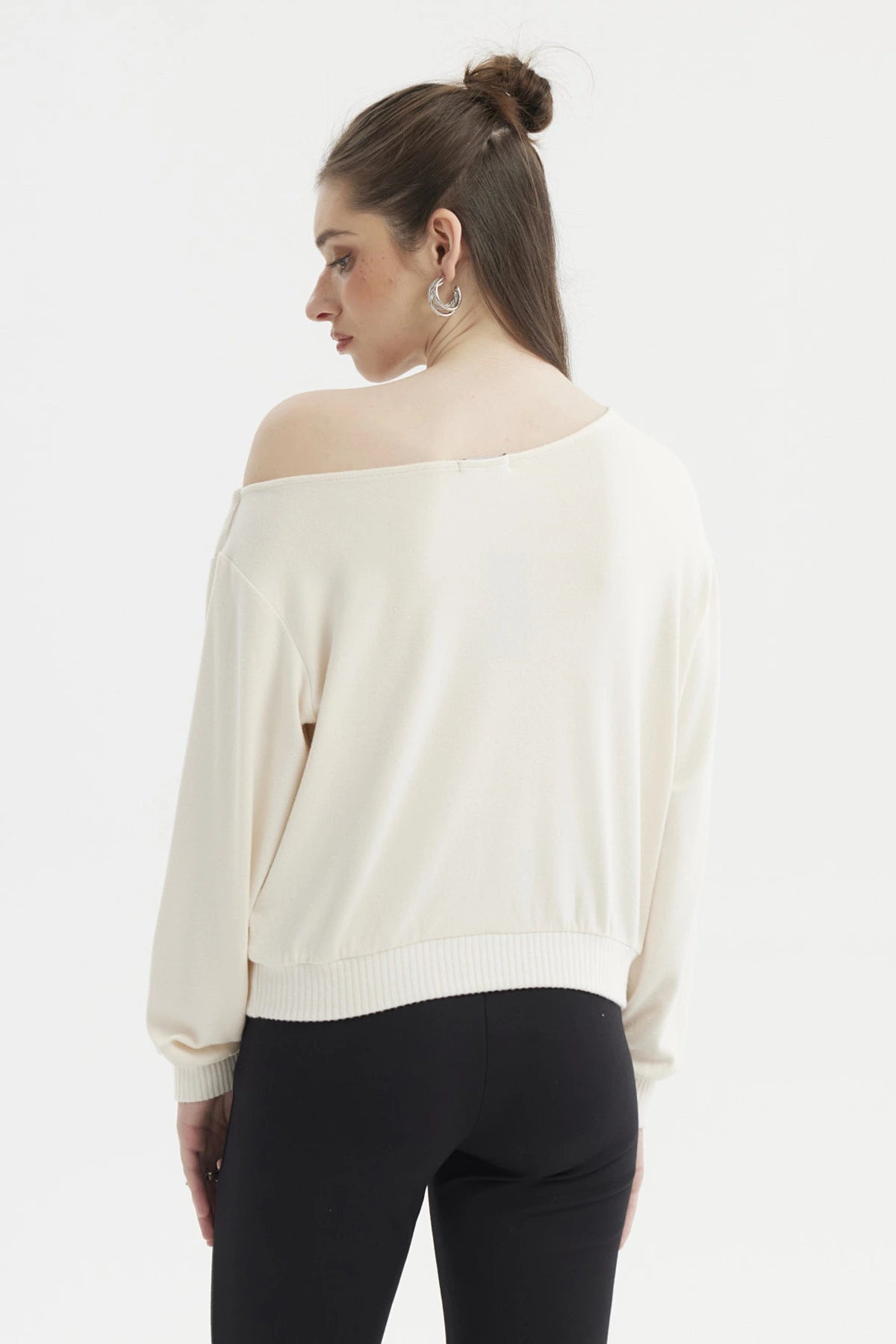 Sweater mujer slim crudo con escote barco y detalles de tachuelas en el borde superior sin estampa lisa y elegante