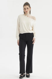 Sweater mujer slim crudo con escote barco y detalles de tachuelas en el borde superior sin estampa lisa y elegante