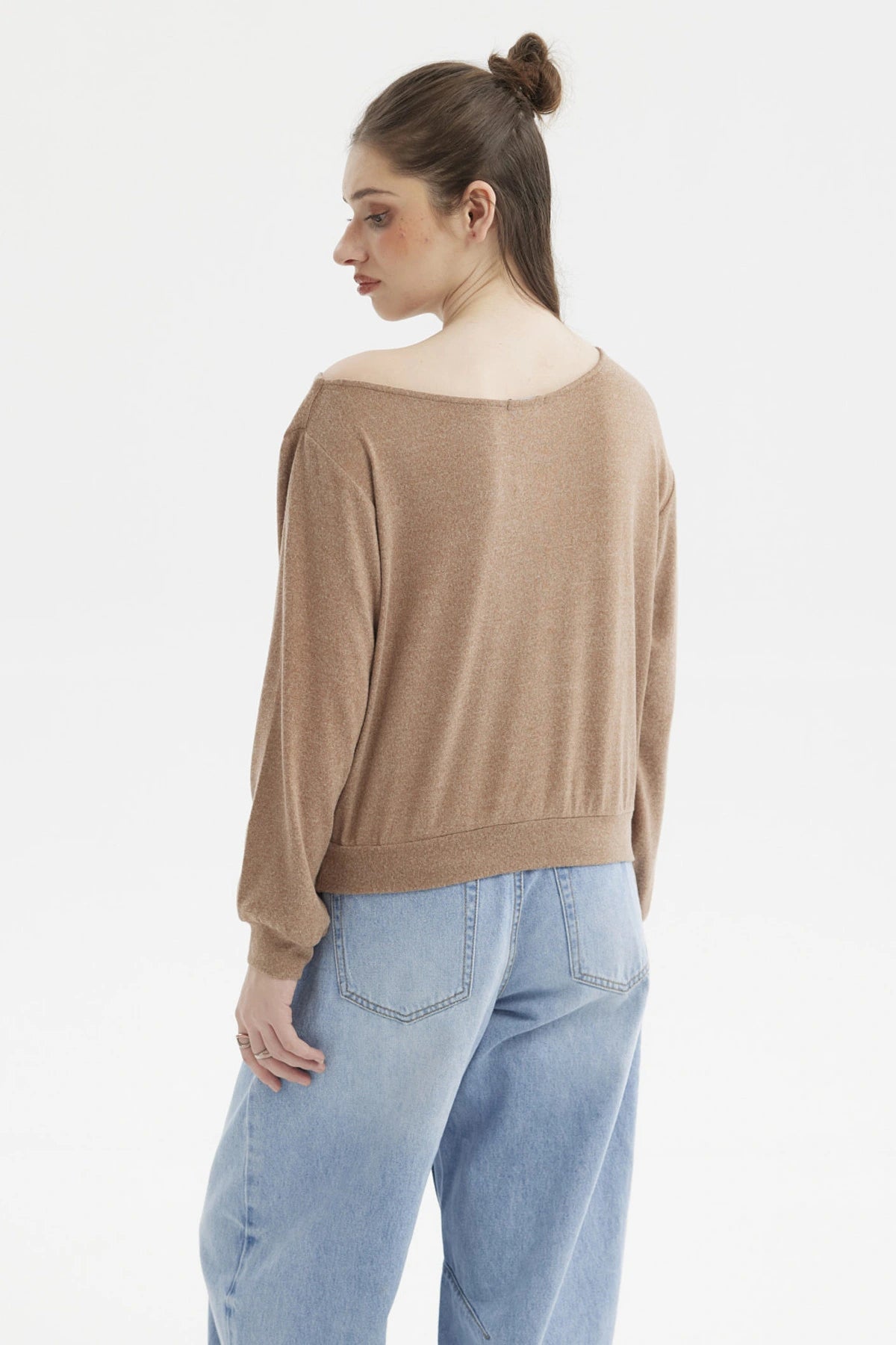 Sweater mujer slim camel con ojales metálicos en el cuello estilo relajado sin estampa lisa