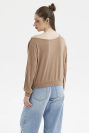 Sweater mujer slim camel con ojales metálicos en el cuello estilo relajado sin estampa lisa