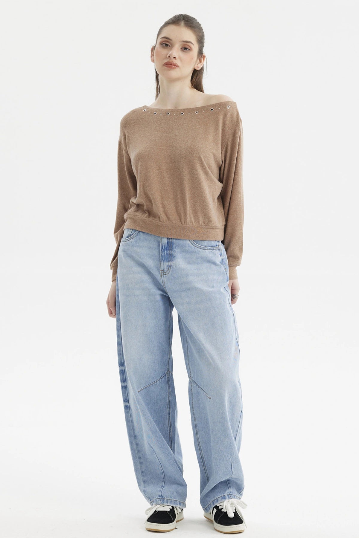 Sweater mujer slim camel con ojales metálicos en el cuello estilo relajado sin estampa lisa