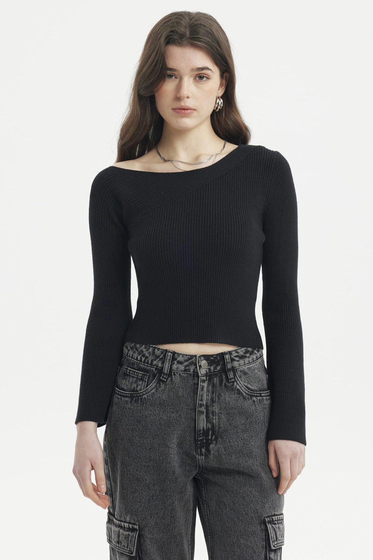 Sweater ajustado negro de mujer sin estampa de manga larga con cuello asimétrico tejido visible estilo casual