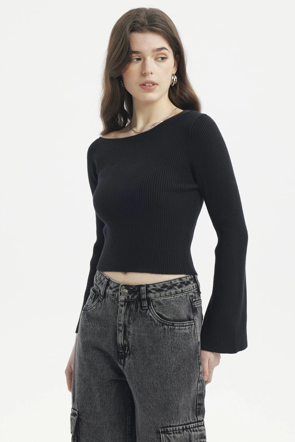 Sweater ajustado negro de mujer sin estampa de manga larga con cuello asimétrico tejido visible estilo casual