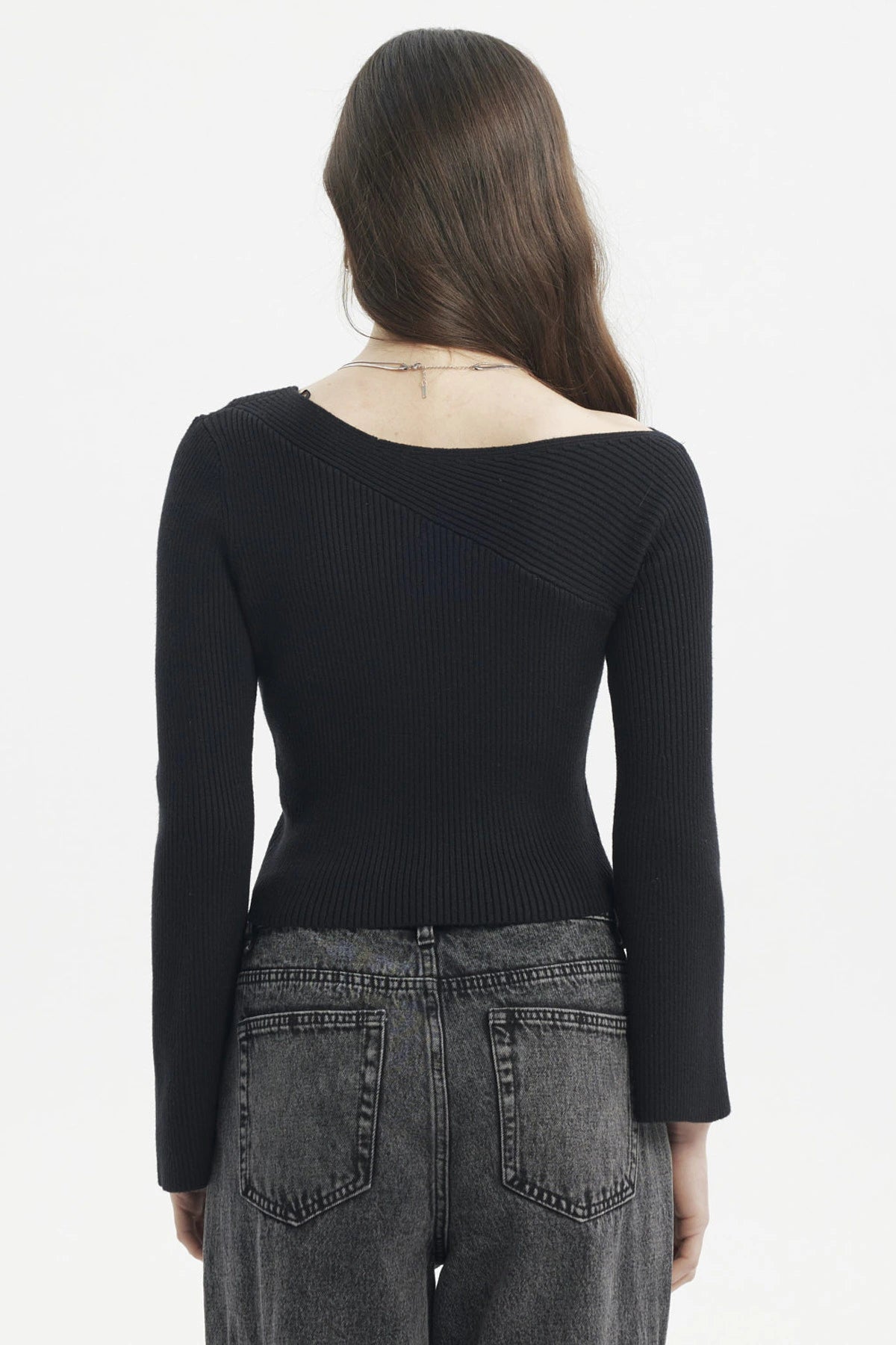 Sweater ajustado negro de mujer sin estampa de manga larga con cuello asimétrico tejido visible estilo casual