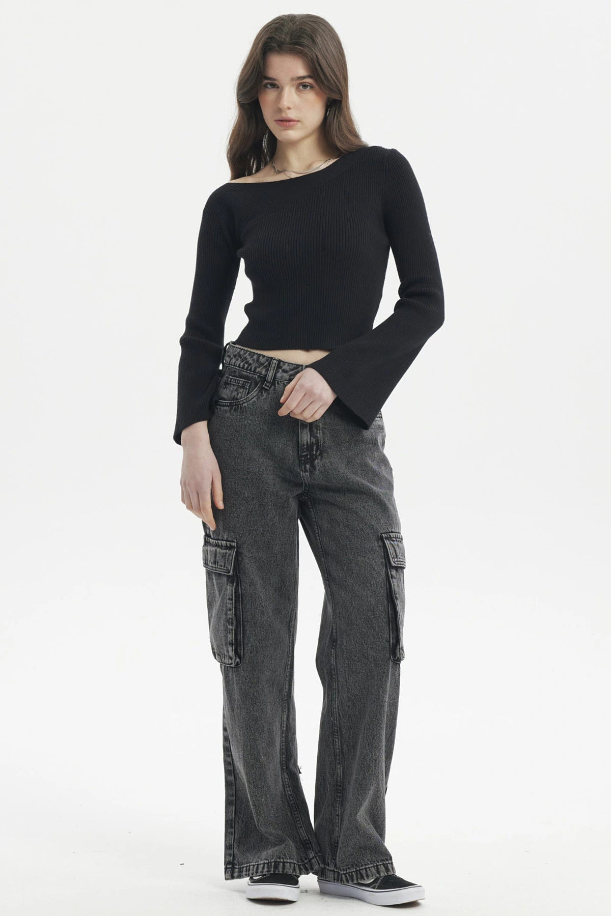 Sweater ajustado negro de mujer sin estampa de manga larga con cuello asimétrico tejido visible estilo casual