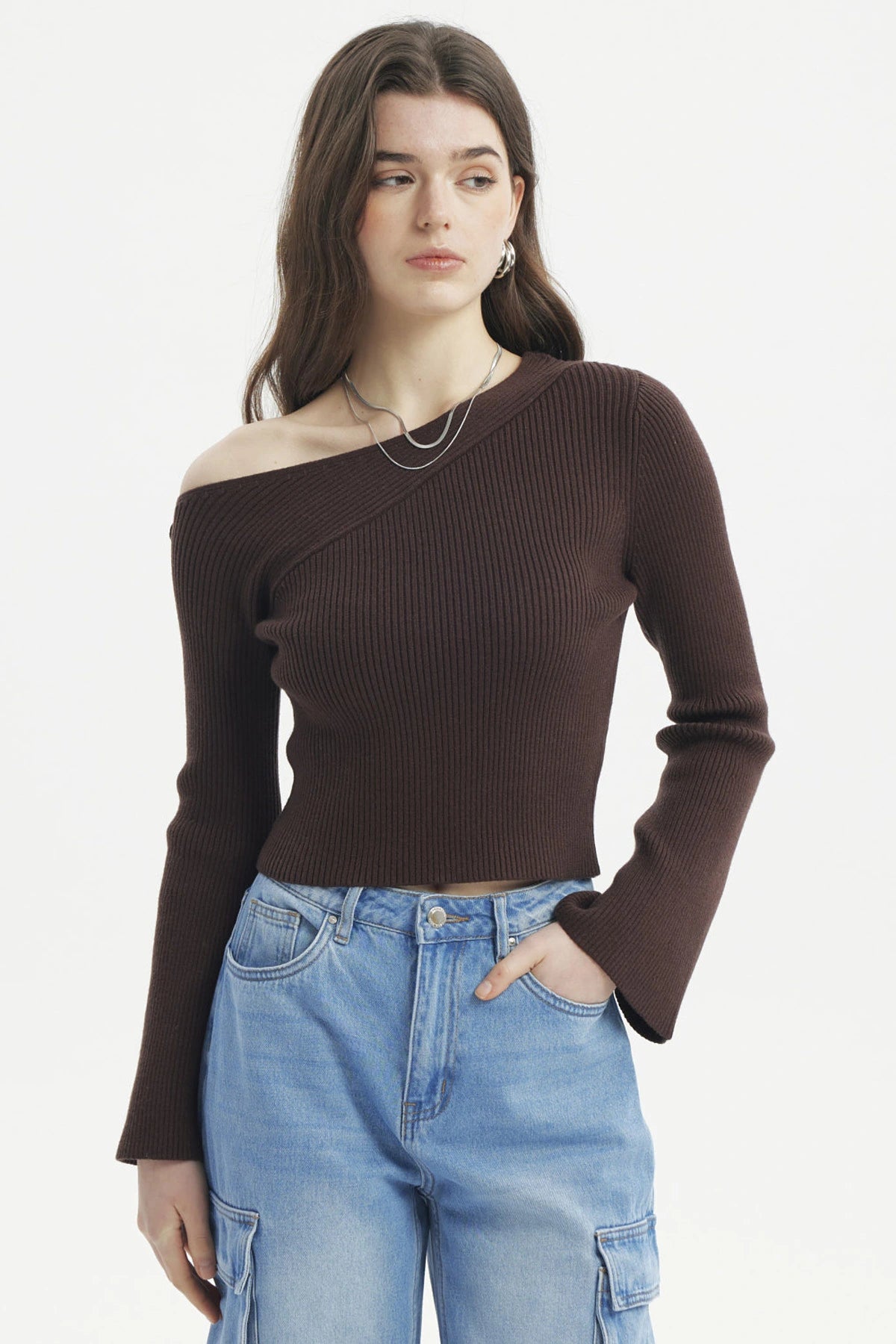 Sweater ajustado café oscuro de manga larga y escote asimétrico diseño liso