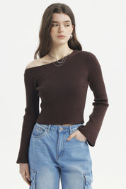 Sweater ajustado café oscuro de manga larga y escote asimétrico diseño liso