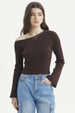 Sweater ajustado café oscuro de manga larga y escote asimétrico diseño liso