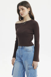 Sweater ajustado café oscuro de manga larga y escote asimétrico diseño liso
