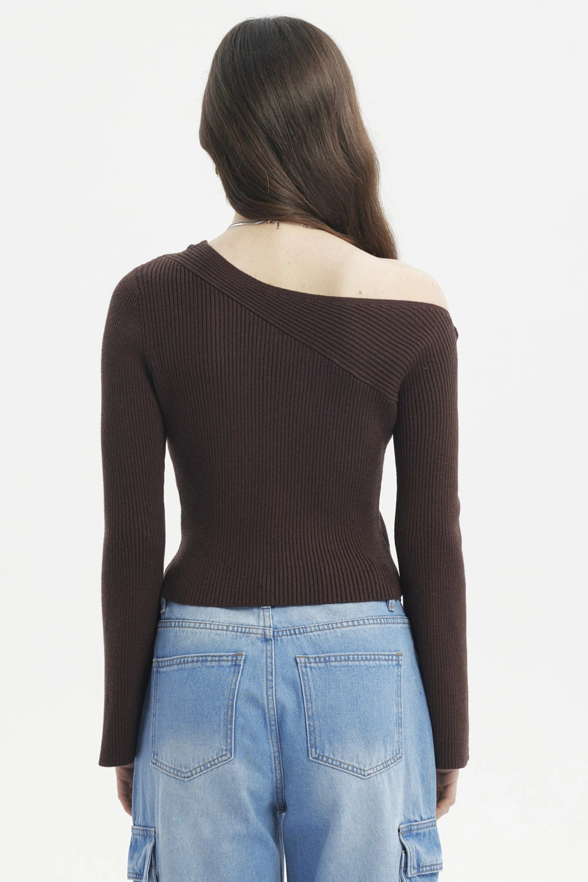 Sweater ajustado café oscuro de manga larga y escote asimétrico diseño liso