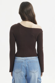 Sweater ajustado café oscuro de manga larga y escote asimétrico diseño liso