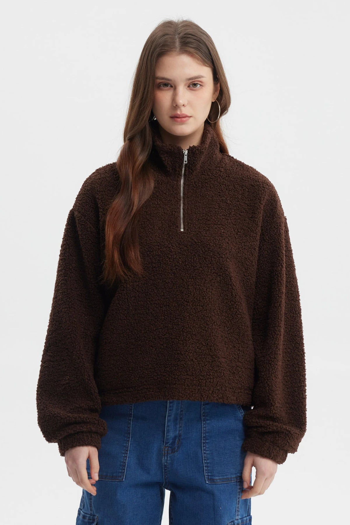 Polar mujer café oscuro con cuello camisero y cierre frontal prenda lisa textura esponjosa y suave