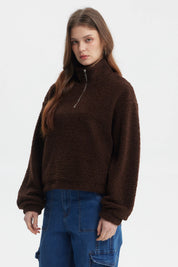 Polar mujer café oscuro con cuello camisero y cierre frontal prenda lisa textura esponjosa y suave