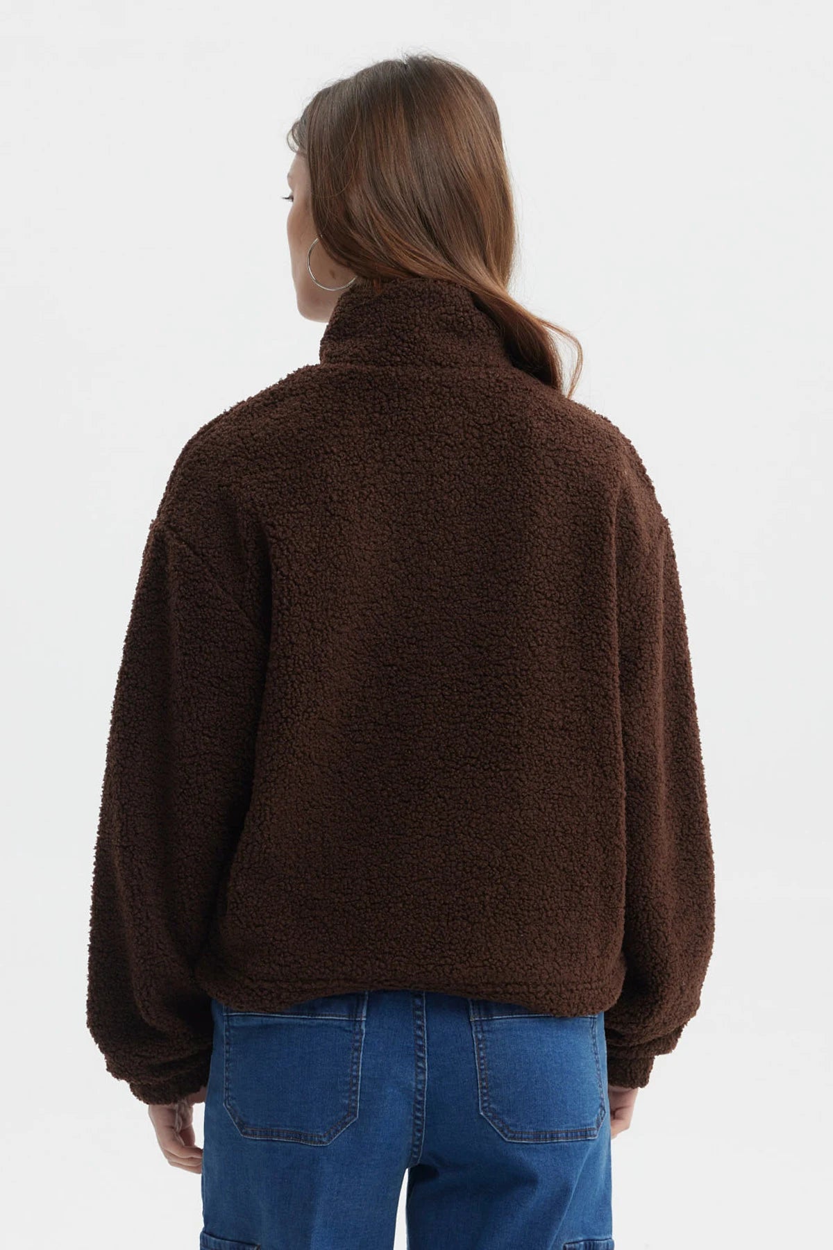 Polar mujer café oscuro con cuello camisero y cierre frontal prenda lisa textura esponjosa y suave