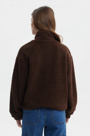 Polar mujer café oscuro con cuello camisero y cierre frontal prenda lisa textura esponjosa y suave