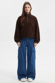 Polar mujer café oscuro con cuello camisero y cierre frontal prenda lisa textura esponjosa y suave