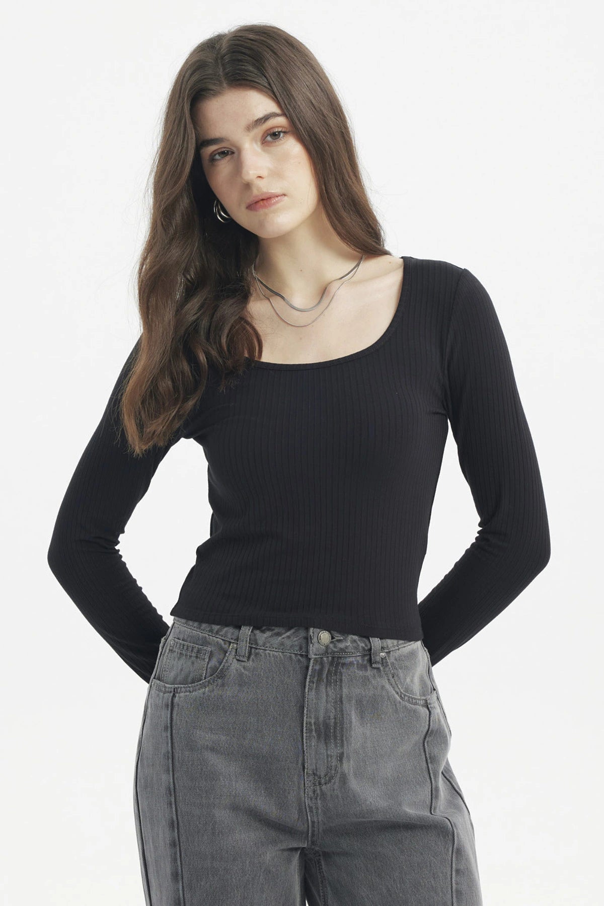Polera mujer negra cuello redondo manga larga ajustada y lisa perfecta para combinar con jeans estilo casual
