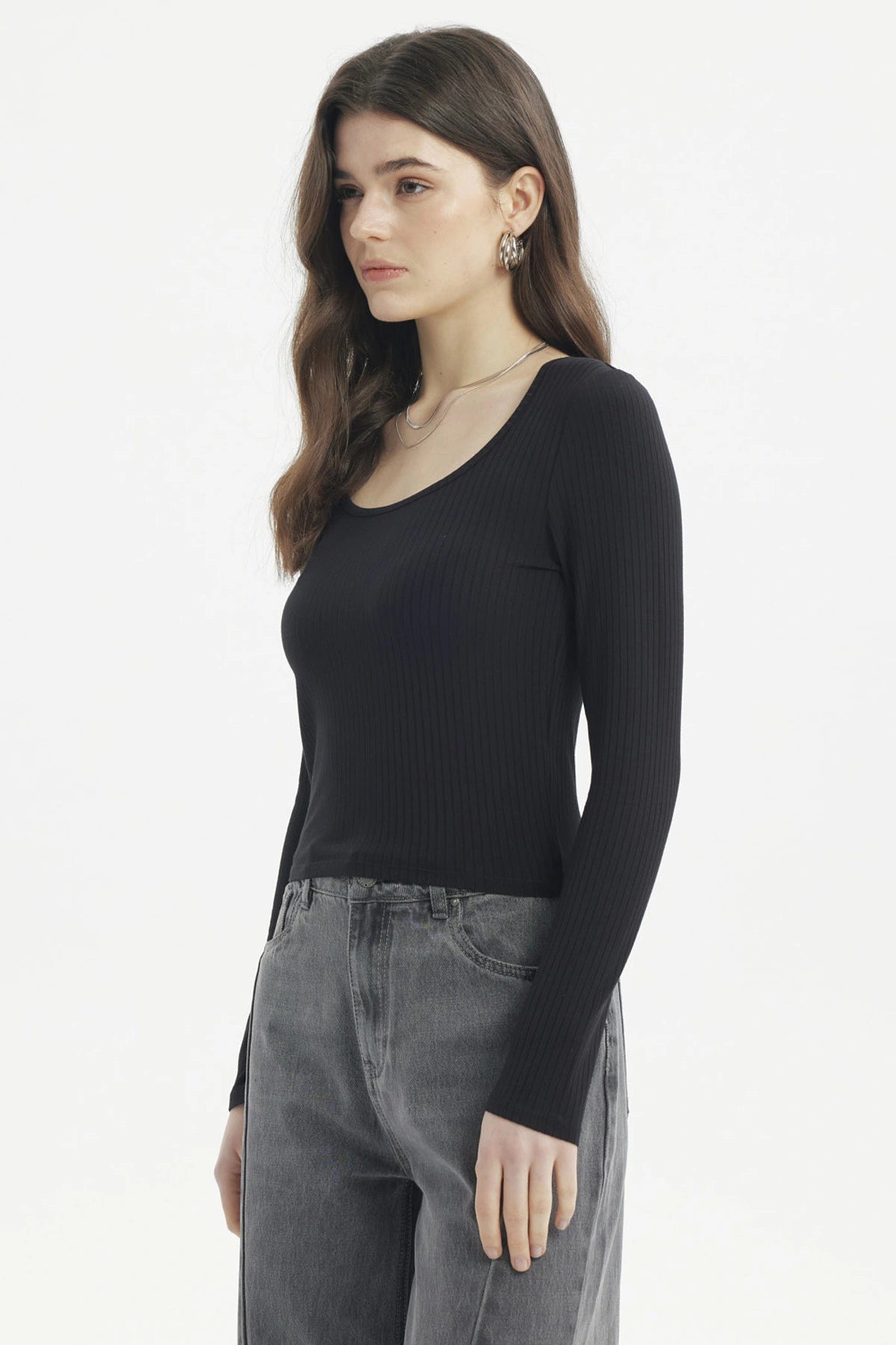 Polera mujer negra cuello redondo manga larga ajustada y lisa perfecta para combinar con jeans estilo casual