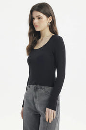 Polera mujer negra cuello redondo manga larga ajustada y lisa perfecta para combinar con jeans estilo casual