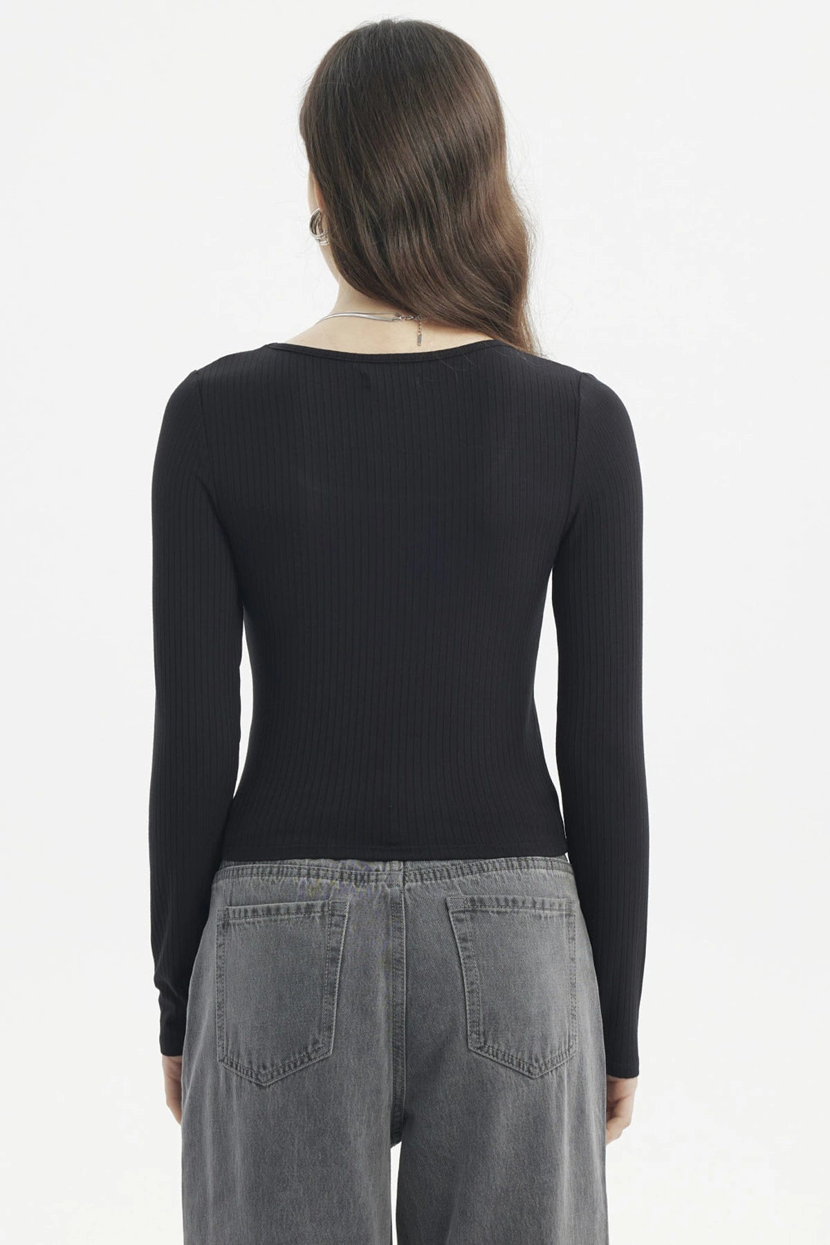 Polera mujer negra cuello redondo manga larga ajustada y lisa perfecta para combinar con jeans estilo casual