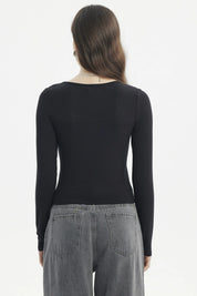 Polera mujer negra cuello redondo manga larga ajustada y lisa perfecta para combinar con jeans estilo casual