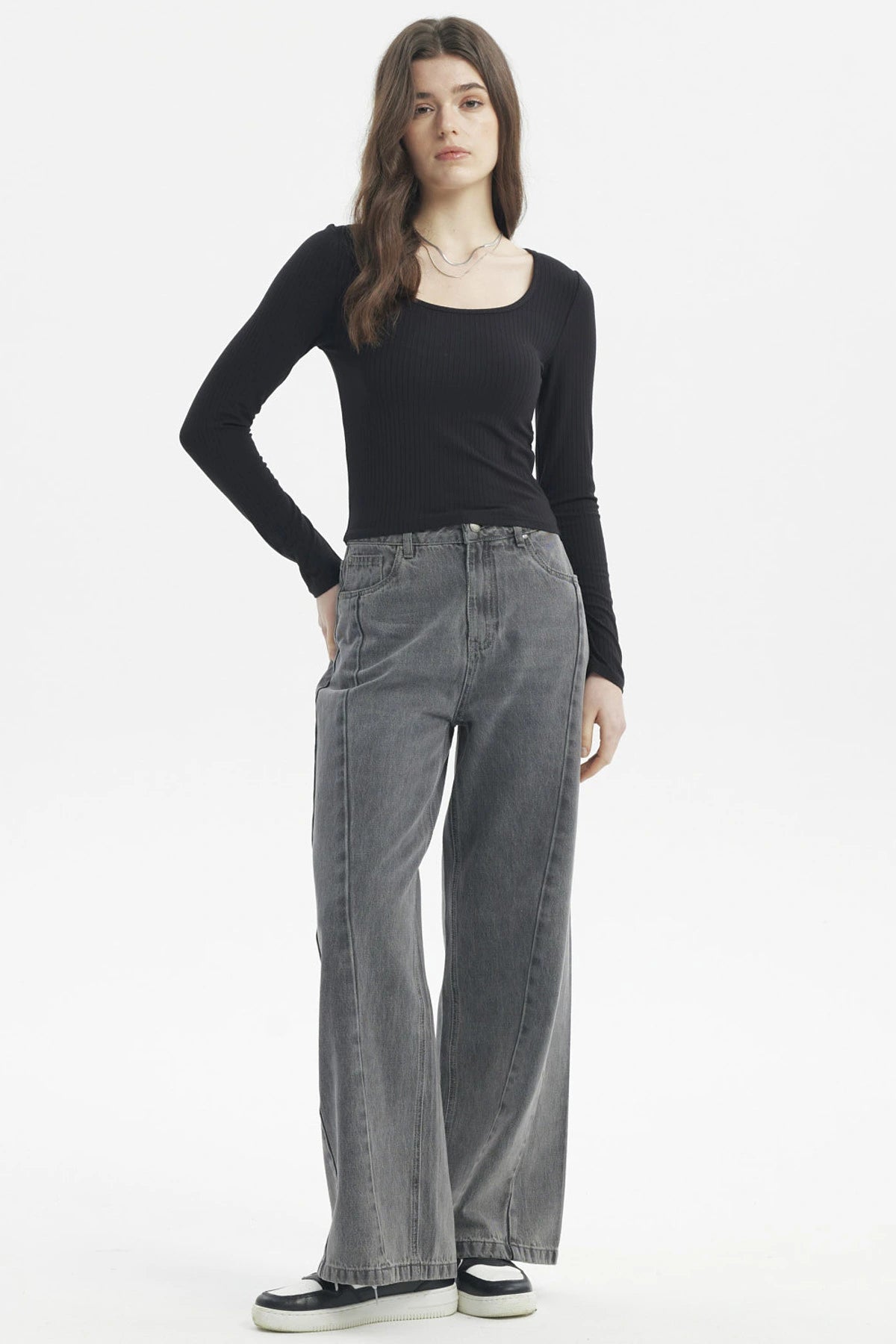 Polera mujer negra cuello redondo manga larga ajustada y lisa perfecta para combinar con jeans estilo casual