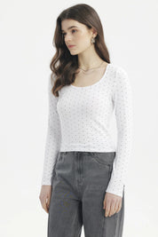 Polera blanca de mujer con cuello redondo y estampado de pequeños puntos negros lisa ajustada y de manga larga
