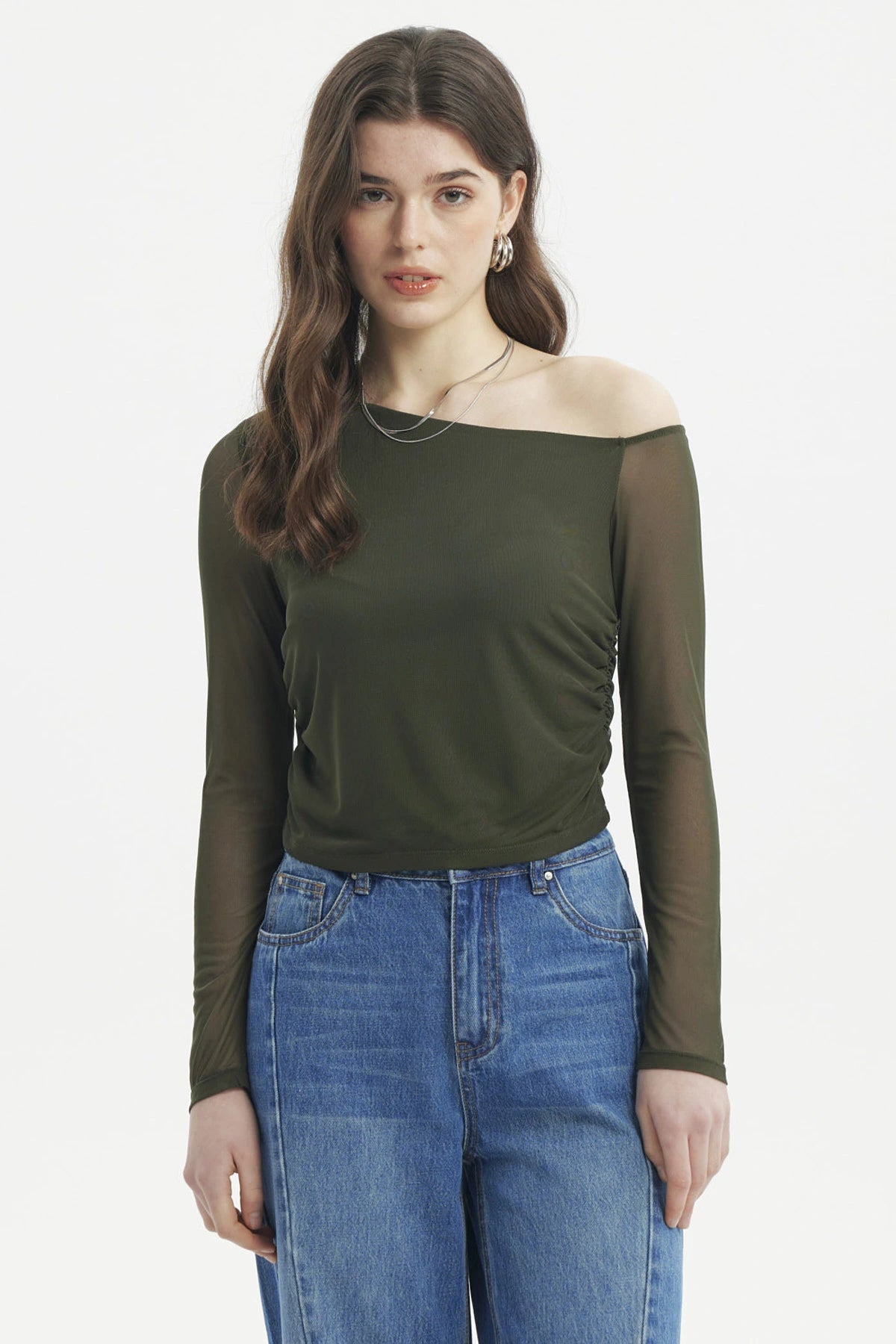 Polera asimétrica verde de manga larga y hombro descubierto diseño liso ideal para un look casual y moderno