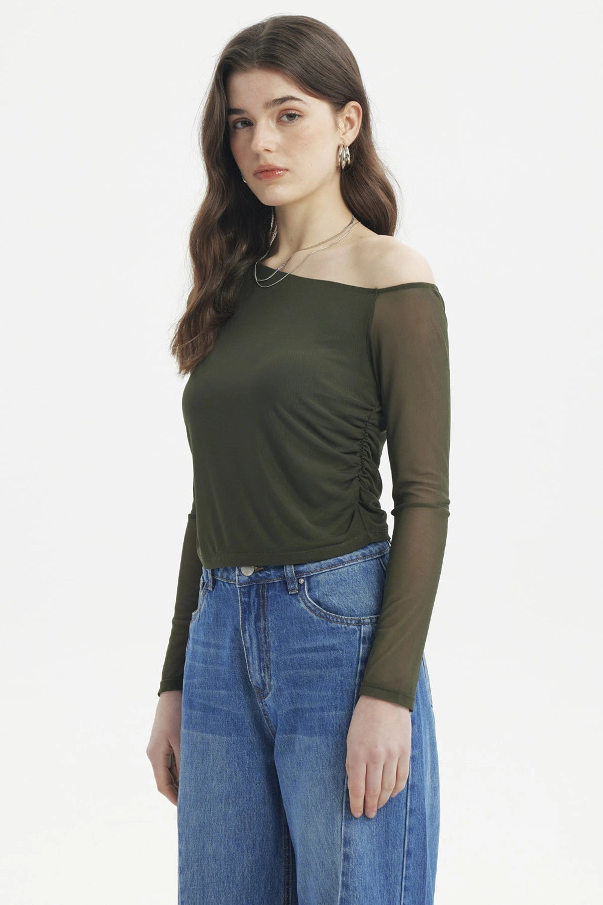 Polera asimétrica verde de manga larga y hombro descubierto diseño liso ideal para un look casual y moderno