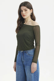 Polera asimétrica verde de manga larga y hombro descubierto diseño liso ideal para un look casual y moderno