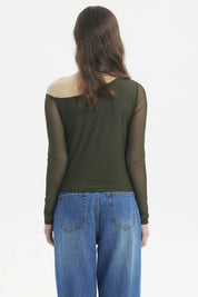 Polera asimétrica verde de manga larga y hombro descubierto diseño liso ideal para un look casual y moderno
