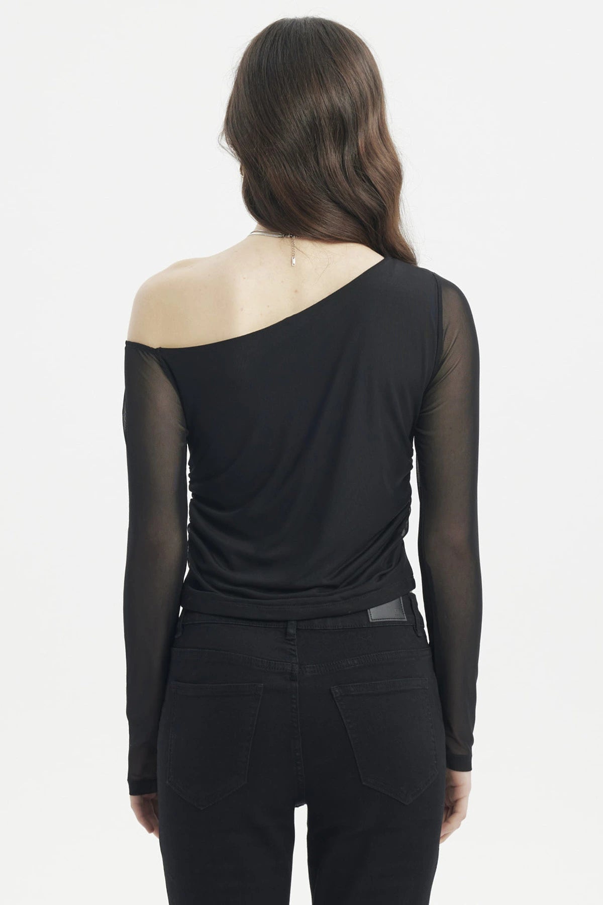 Polera asimétrica negra para mujer con mangas largas transparentes diseño liso elegante ideal para ocasiones especiales