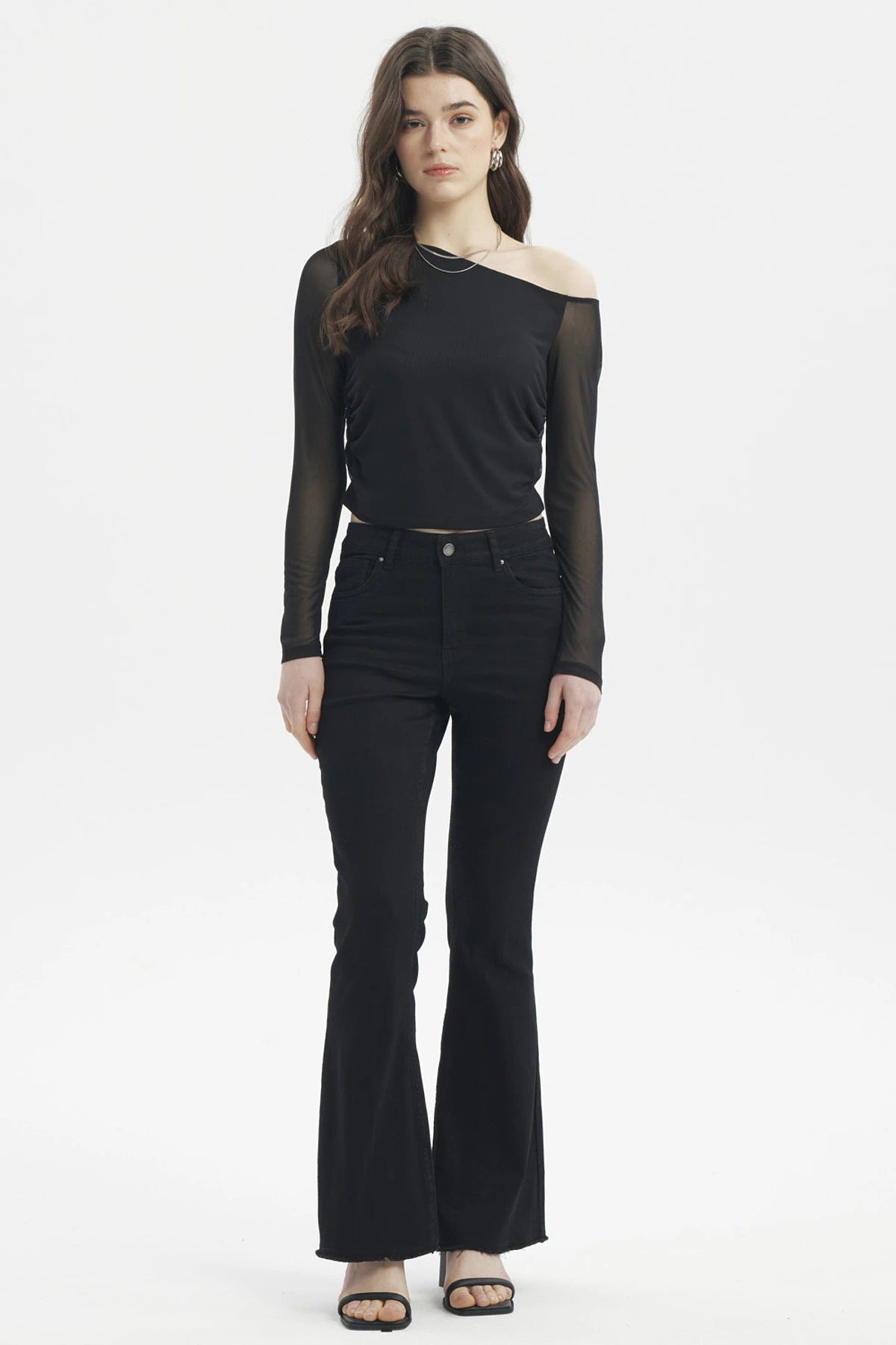 Polera asimétrica negra para mujer con mangas largas transparentes diseño liso elegante ideal para ocasiones especiales