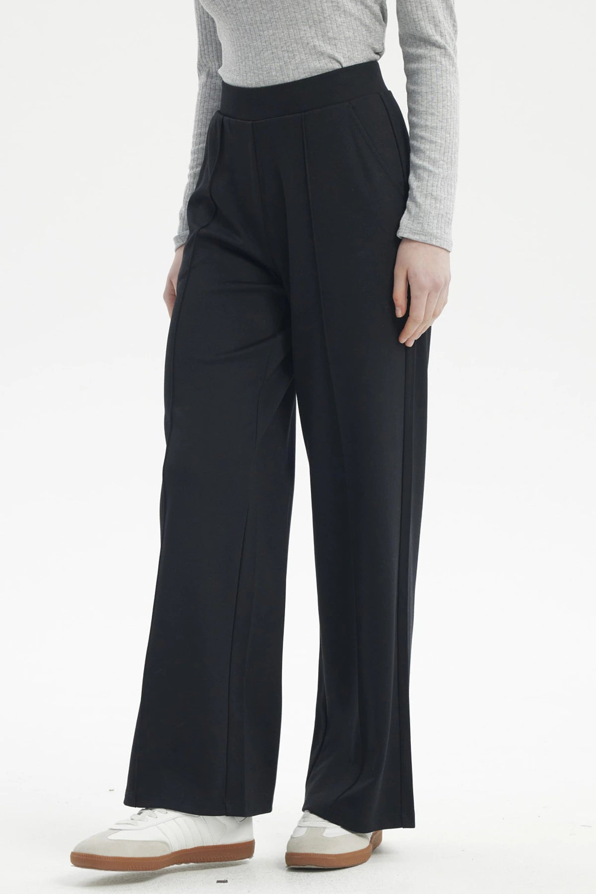 Pantalón negro de calce recto para mujer sin estampa diseño liso ideal para un look elegante y cómodo