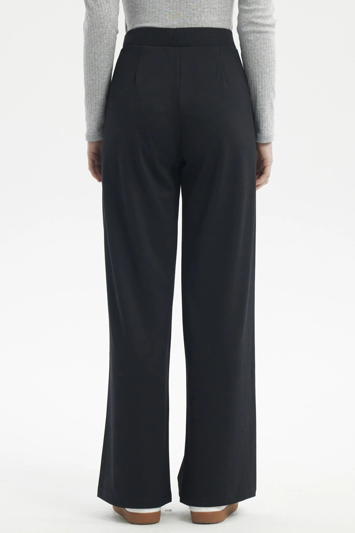 Pantalón negro de calce recto para mujer sin estampa diseño liso ideal para un look elegante y cómodo