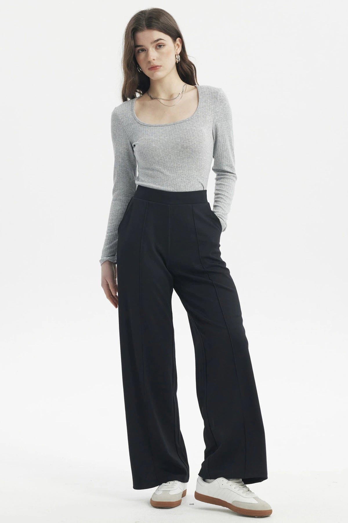 Pantalón negro de calce recto para mujer sin estampa diseño liso ideal para un look elegante y cómodo