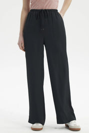 Pantalón holgado negro con cordón ajustable en la cintura diseño liso ideal para un look casual cómodo y moderno