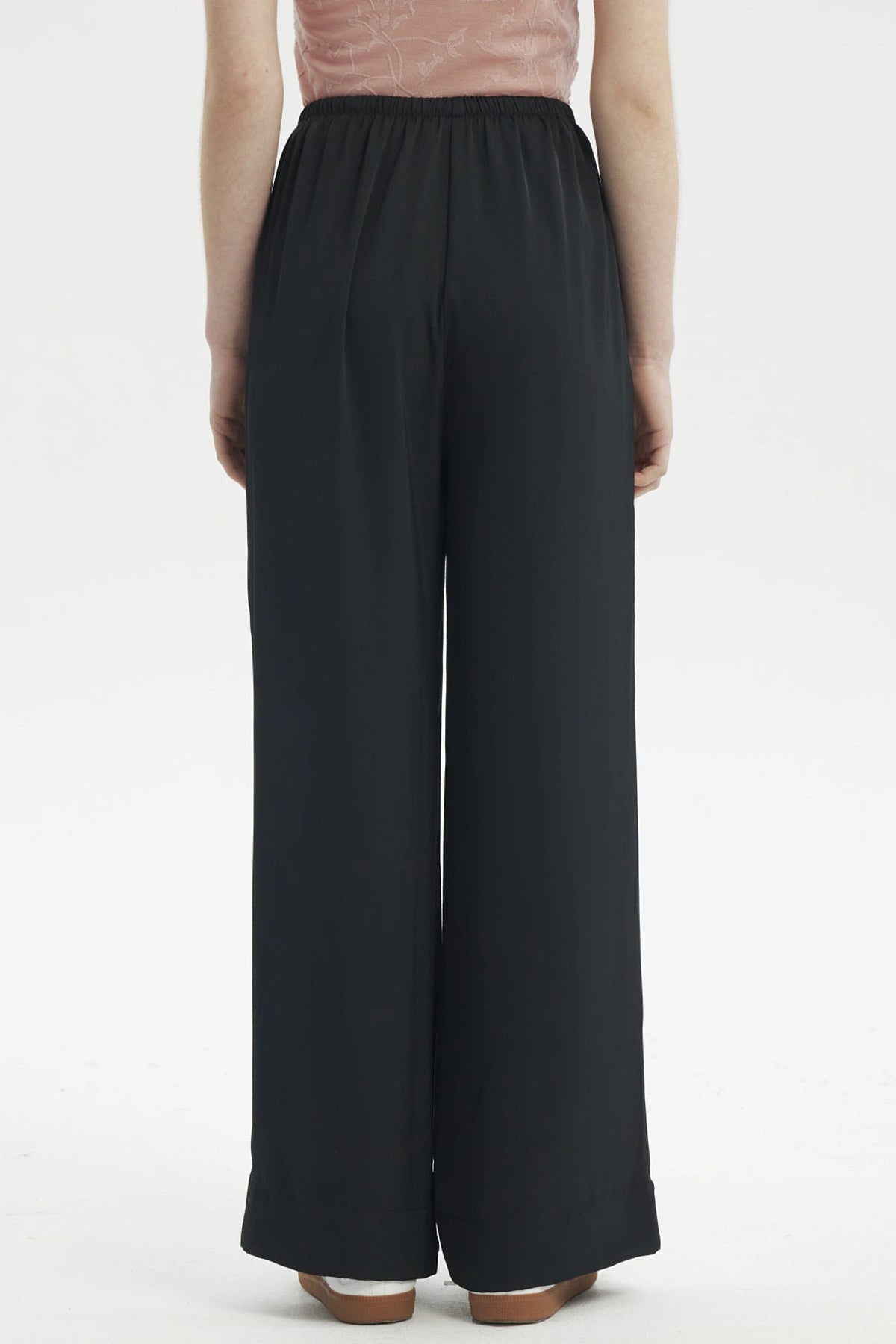 Pantalón holgado negro con cordón ajustable en la cintura diseño liso ideal para un look casual cómodo y moderno