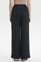 Pantalón holgado negro con cordón ajustable en la cintura diseño liso ideal para un look casual cómodo y moderno