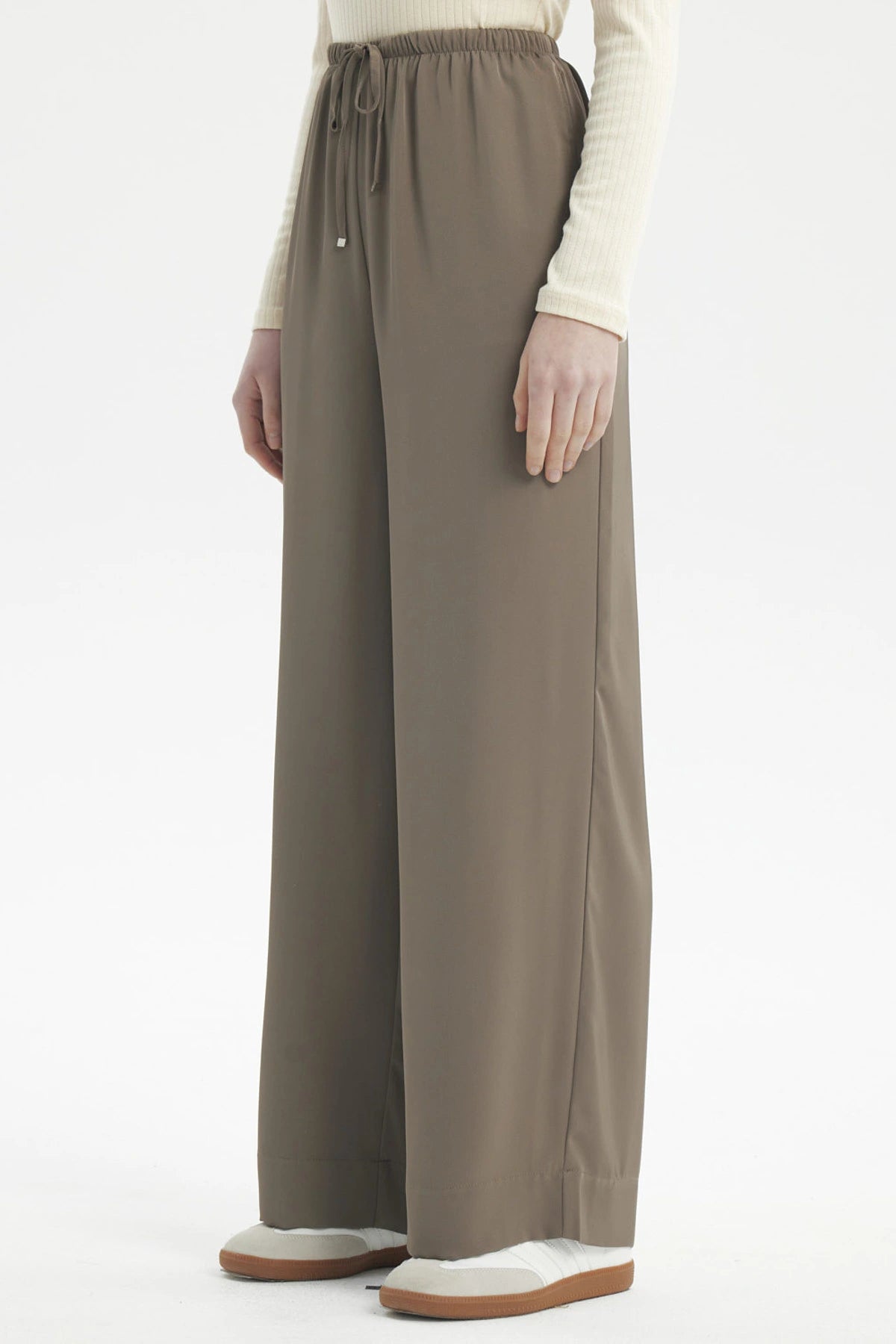 Pantalón mujer holgado verde militar claro con cordón ajustable en la cintura prenda lisa estilo relajado y versátil