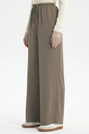Pantalón mujer holgado verde militar claro con cordón ajustable en la cintura prenda lisa estilo relajado y versátil
