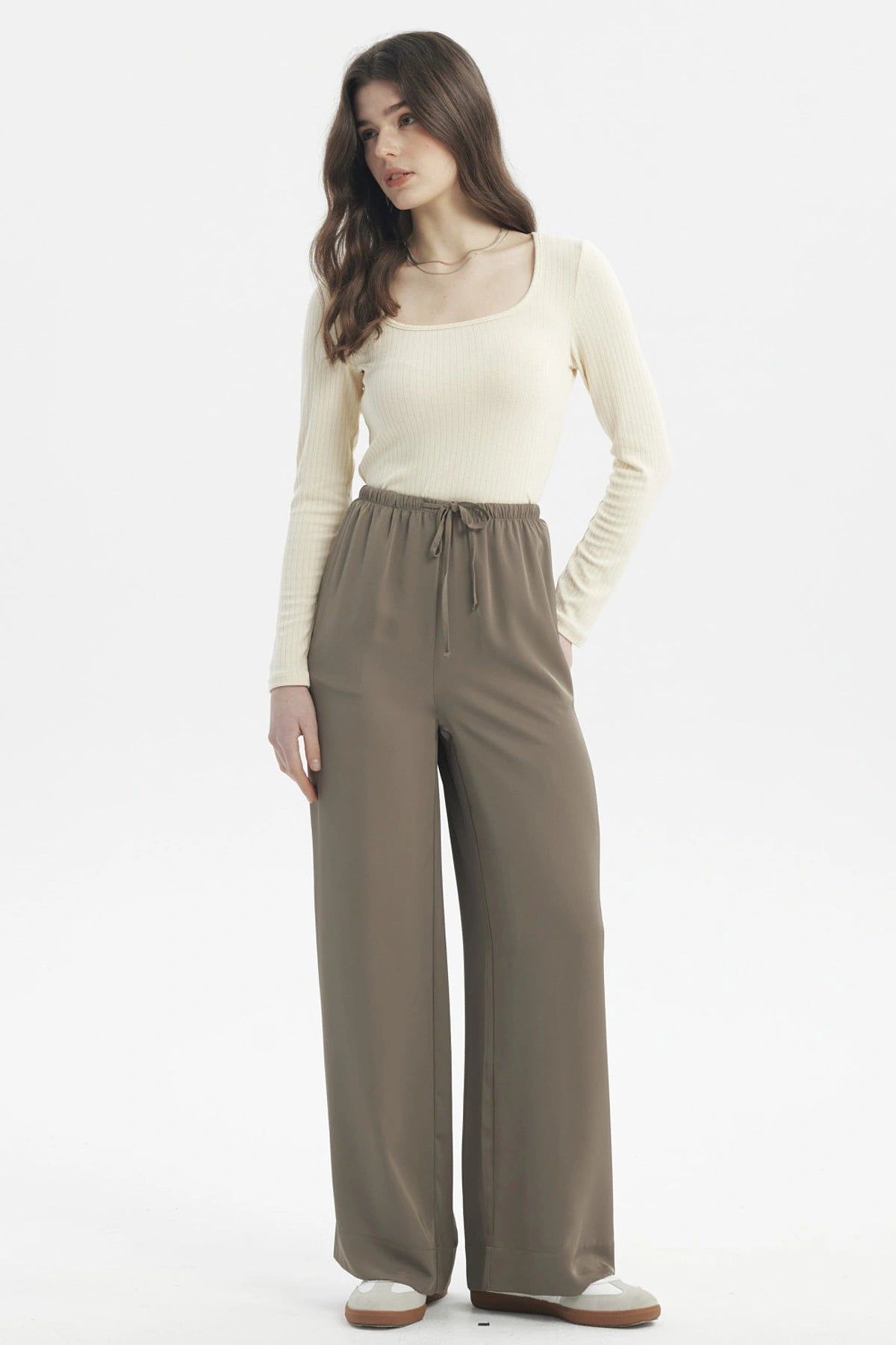 Pantalón mujer holgado verde militar claro con cordón ajustable en la cintura prenda lisa estilo relajado y versátil