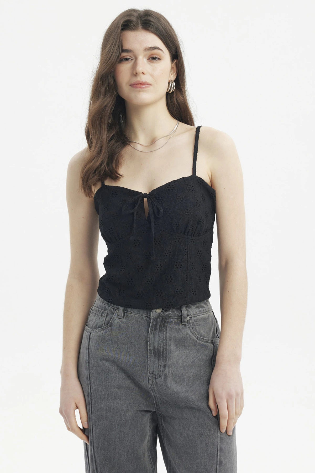 Polera negra de mujer con tirantes y lazo en el escote diseño calado floral elegante y ajustado sin estampa lisa