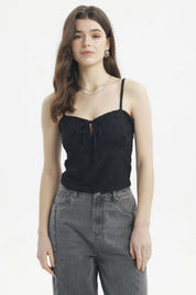 Polera negra de mujer con tirantes y lazo en el escote diseño calado floral elegante y ajustado sin estampa lisa