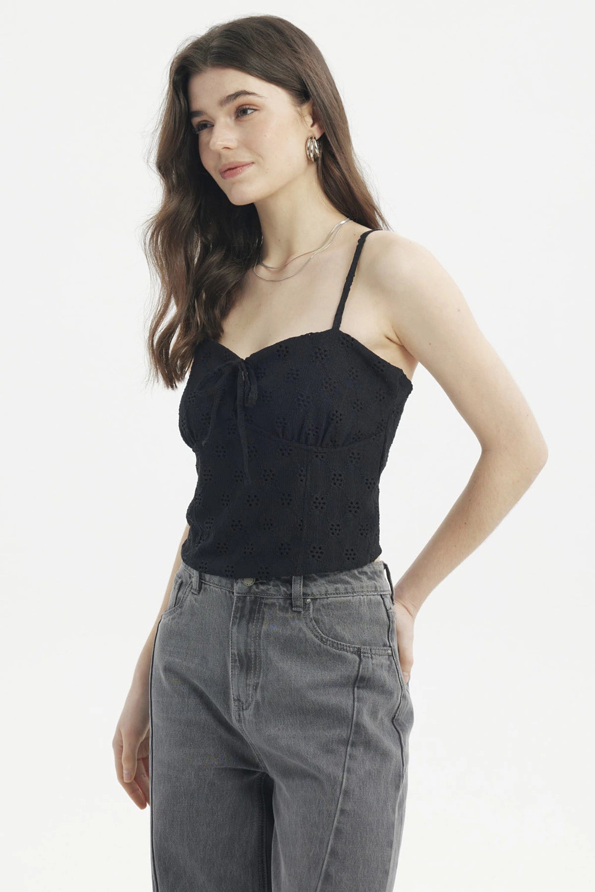 Polera negra de mujer con tirantes y lazo en el escote diseño calado floral elegante y ajustado sin estampa lisa