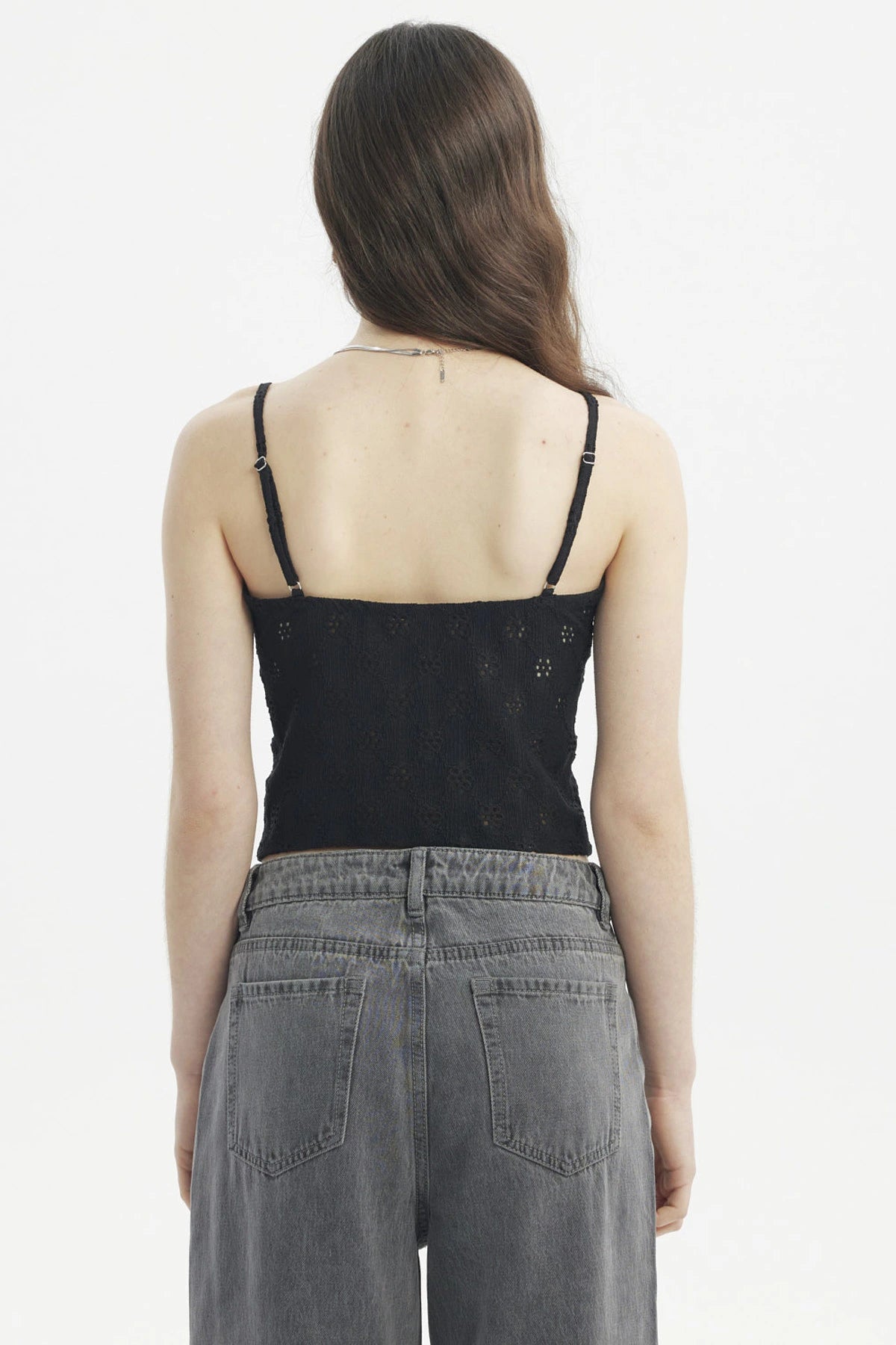 Polera negra de mujer con tirantes y lazo en el escote diseño calado floral elegante y ajustado sin estampa lisa