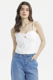 Polera de mujer blanca con tirantes y lazo en el escote con diseño floral calado ajustada y sin estampas