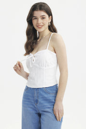 Polera de mujer blanca con tirantes y lazo en el escote con diseño floral calado ajustada y sin estampas