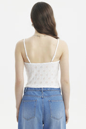 Polera de mujer blanca con tirantes y lazo en el escote con diseño floral calado ajustada y sin estampas